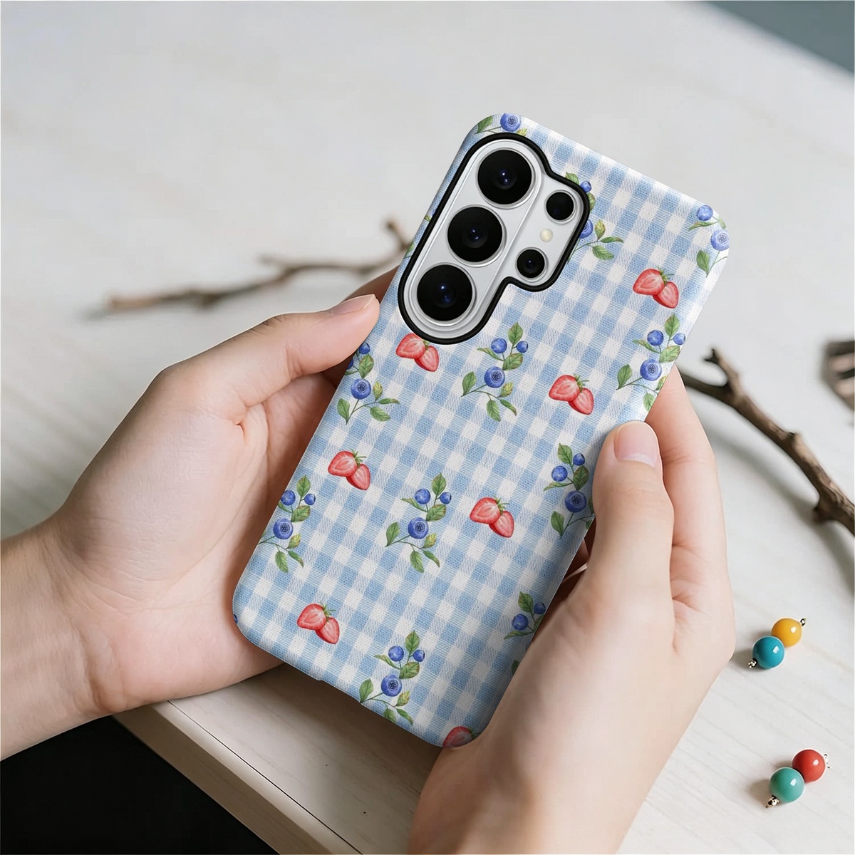 ブルーベリー＆ストロベリー柄のギンガムチェック、2層構造のデ - Samsung Galaxy S24 のレビューと価格